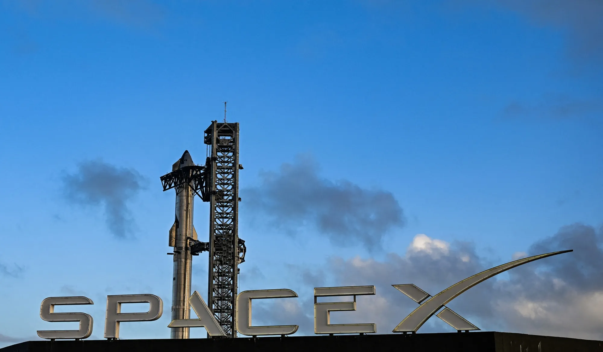 NASA посилює гонку за Місяць: Айзекман тисне на SpaceX і Blue Origin у програмі Artemis